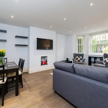 Spacious 2-Bed Flat / 10 Mins From The Centre